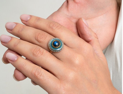 Кольцо из серебра с камнем Лабрадор фото, цены