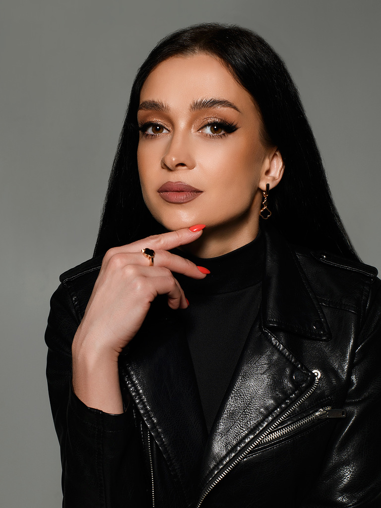 Серьги из золота с камнем Оникс фото, цены