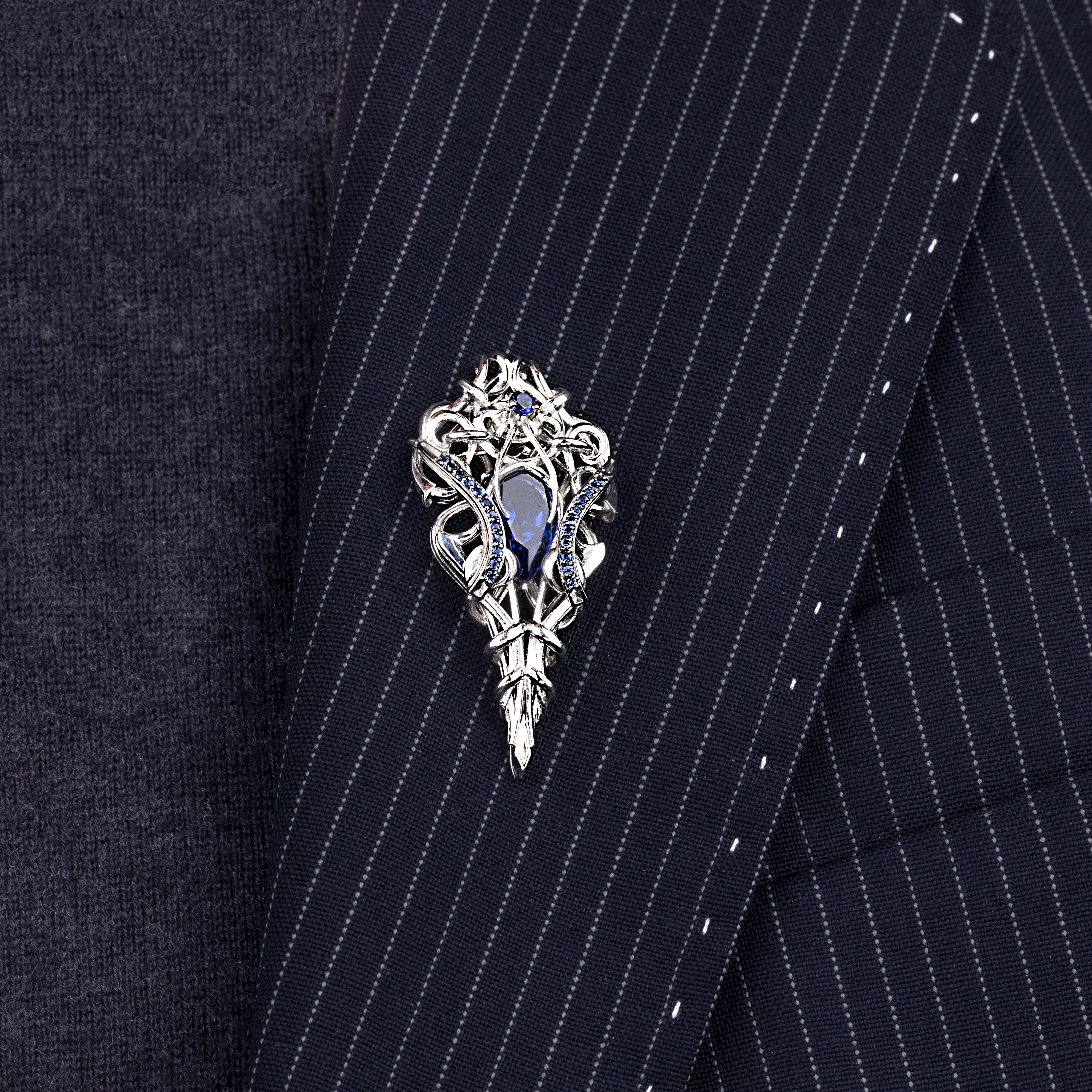 Брошь из серебра с камнем Изумруд синт. фото, цены