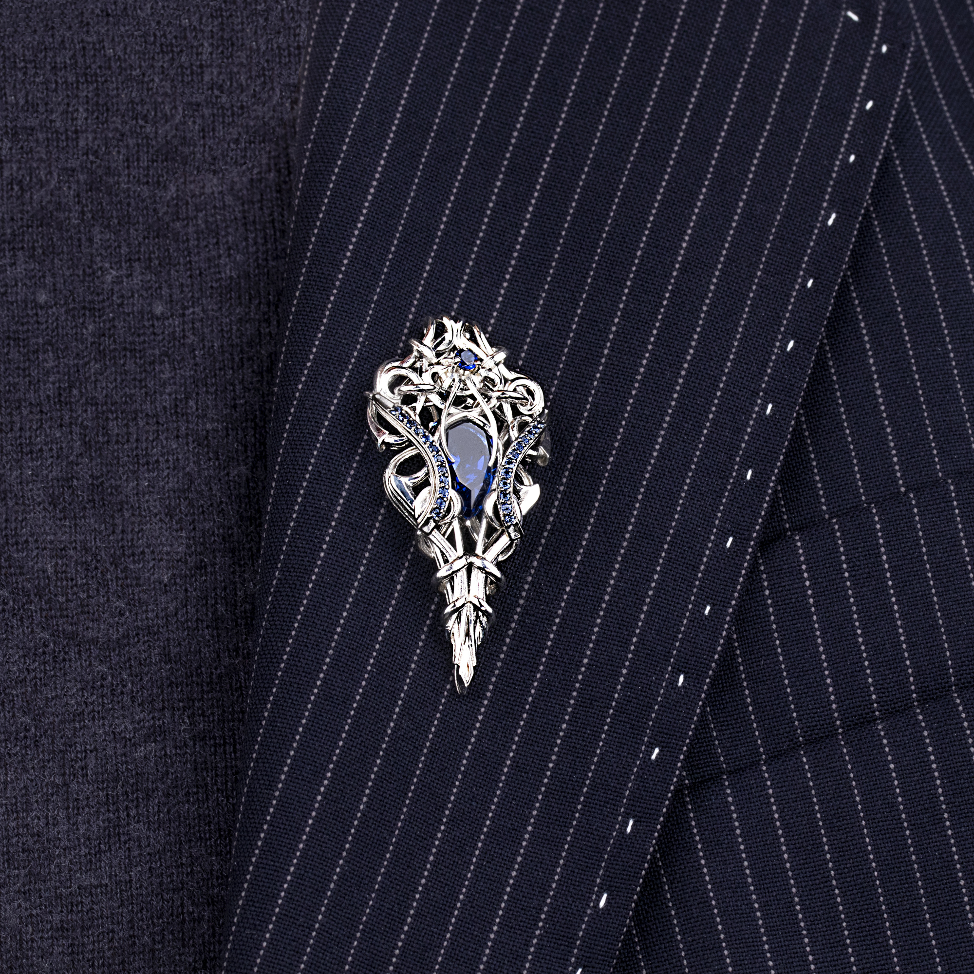 Брошь из серебра с камнем Изумруд синт. фото, цены